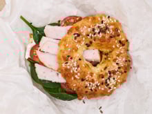 Ce bagel au rôti de porc, épinards et tomates cerises est parfait pour une pause déjeuner rapide et gourmande