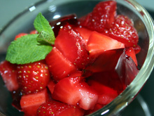Salade de fraises et gelée d'hibiscus