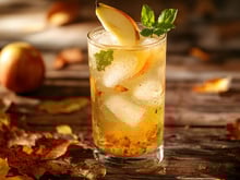 Connaissez-vous l’Aperfall Spritz, le cocktail de l’automne à base de jus de poire et de cannelle ?
