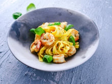 De délicieuses pâtes aux gambas : la cheffe Stéphanie Le Quellec dévoile sa recette estivale irrésistible !
