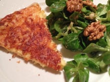 Tarte savoyarde, salade de mâche et noix