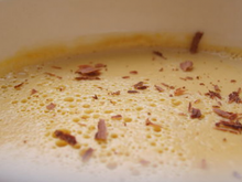 Crème au caramel et beurre salé, copeaux de chocolat noir