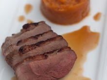 Magret de canard laqué aux épices écrasé de courge...