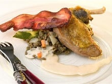 Pintade aux lentilles, velouté de lard fumé