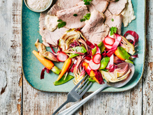 Émincé de veau fondant, crème d'artichaut moutardée et jeunes légumes à crus