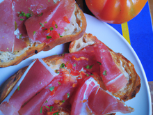 Toasts à la tomate aillée et jambon cru Serrano
