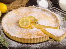 Julie Andrieu partage sa recette personnelle de tarte au citron avec sa touche “à la Juju”