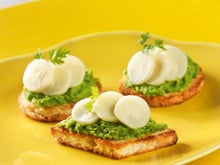 Toasts de cœurs de palmiers à la purée de petits pois