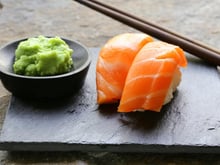 Dans 95% des cas, ce n’est pas du vrai wasabi : mais que mange-t-on vraiment avec nos sushis ?