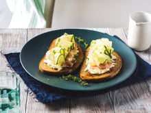 Ces tartines au jambon, ricotta et courgette sont parfaites pour un déjeuner léger et plein de fraîcheur