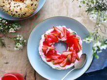Bagel ricotta, fraises, pointe de menthe et coulis de framboises
