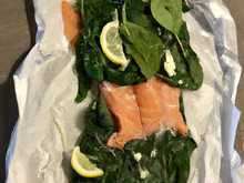Papillote de saumon et épinards frais