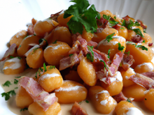Gnocchis de potimarron, pancetta et crème à l'ail de Lomagne et persil