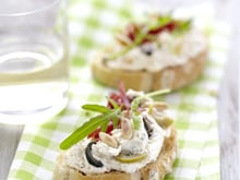 Crostini à l'italienne d'apérivrais tartinade aux olives