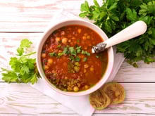 Ramadan : voici comment réussir une délicieuse chorba maison avec la recette de notre chef