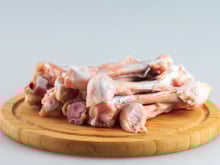 Cette entreprise veut que nous mangions les os de poulet. Bon appétit !