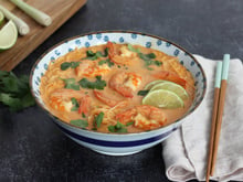 Soupe Thaï au curry rouge, crevettes et vermicelles de riz