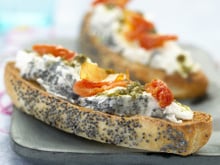 Tartine de chèvre à la tomate et au pesto