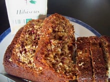 Cake aux fleurs d'hibiscus, amande et citron confit