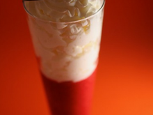 Criststalline de fraises, rhubarbe, mousse à la noix de coco "passion"