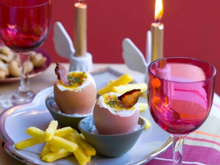 Œufs à la coque, tuile de bacon et en forme de frites mouillettes de soufflés