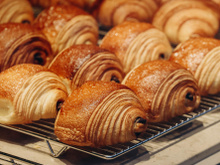 “Ils l’ont rebaptisée” : un historien du pain raconte pourquoi la chocolatine est devenue le pain au chocolat, un nom qui divise encore