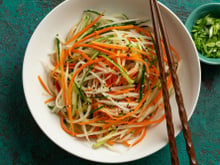 Salade de concombre, carotte, radis à l'asiatique