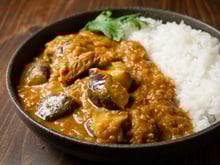 Pour profiter des dernières aubergines de la saison, ce savoureux curry est idéal !