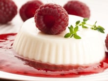 Panna cotta au chocolat blanc et son coulis de framboises au basilic