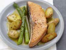 Pavé de Saumon écossais Label Rouge, poêlée de pommes ratte et asperges vertes au safran