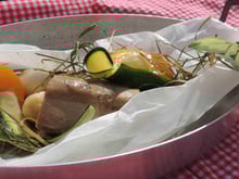 Papillote de foie gras au foin et sa farandole...ail en chemise et pêche de vigne baignés au Floc Blanc de Gascogne