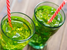 Alerte sur un ingrédient controversé du sirop de menthe, celui qui donne cette couleur si verte