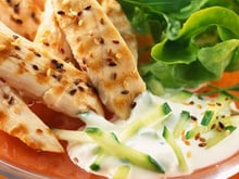 Poulet grillé et sa sauce au Philadelphia, concombre et graines de sésame