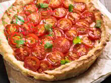 “Du soleil dans chaque bouchée” : le chef Simone Zanoni partage sa délicieuse tarte à la tomate à reproduire sans attendre