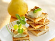 Amuse-bouches fourme d'Ambert, poire et pignons grillés