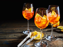 Un expert en mixologie partage ses conseils pour un Aperol Spritz réussi pour les fêtes !