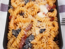 Gratin de pâtes, olives, tomates séchées et parmesan