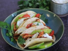 Tacos poulet et avocat, sauce au yaourt grec et herbes fraîches