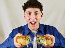 "On n’a pas besoin d’être un grand cuisinier" : Hugo Riboulet nous partage ses secrets pour réussir les plats en croûte, le sujet de son premier livre de recettes !