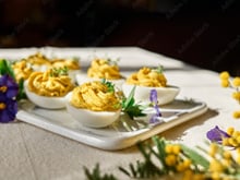 “C’est quelque chose qui fait toujours un carton” : la chef Hélène Darroze dévoile SA recette des œufs mimosa