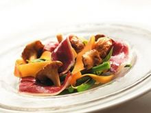 Salade tiède de légumes, girolles et magret fumé