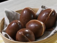 Œufs en chocolat fourrés au praliné
