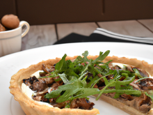 Tarte fine aux cèpes, roquette et noisettes