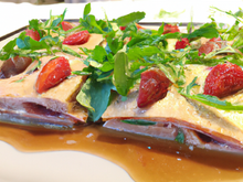 Lasagne de fraises et foie gras sur son lit d'huile de roquette