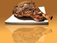 Gigot aux herbes sur lit d'haricots blancs