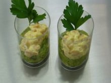 Verrines apéritives, guacamole et crevettes au curry