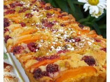 Gâteau moelleux aux abricots et aux framboises