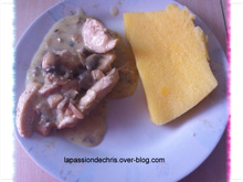 Polenta et poulet avec sa sauce aux champignons