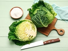 Nos grands-mères le savent bien : voici quoi ajouter à l’eau de cuisson du chou pour le rendre plus digeste