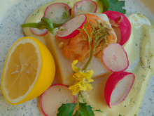 Sandre vapeur, beurre de roses, petits légumes primeurs confit au citron